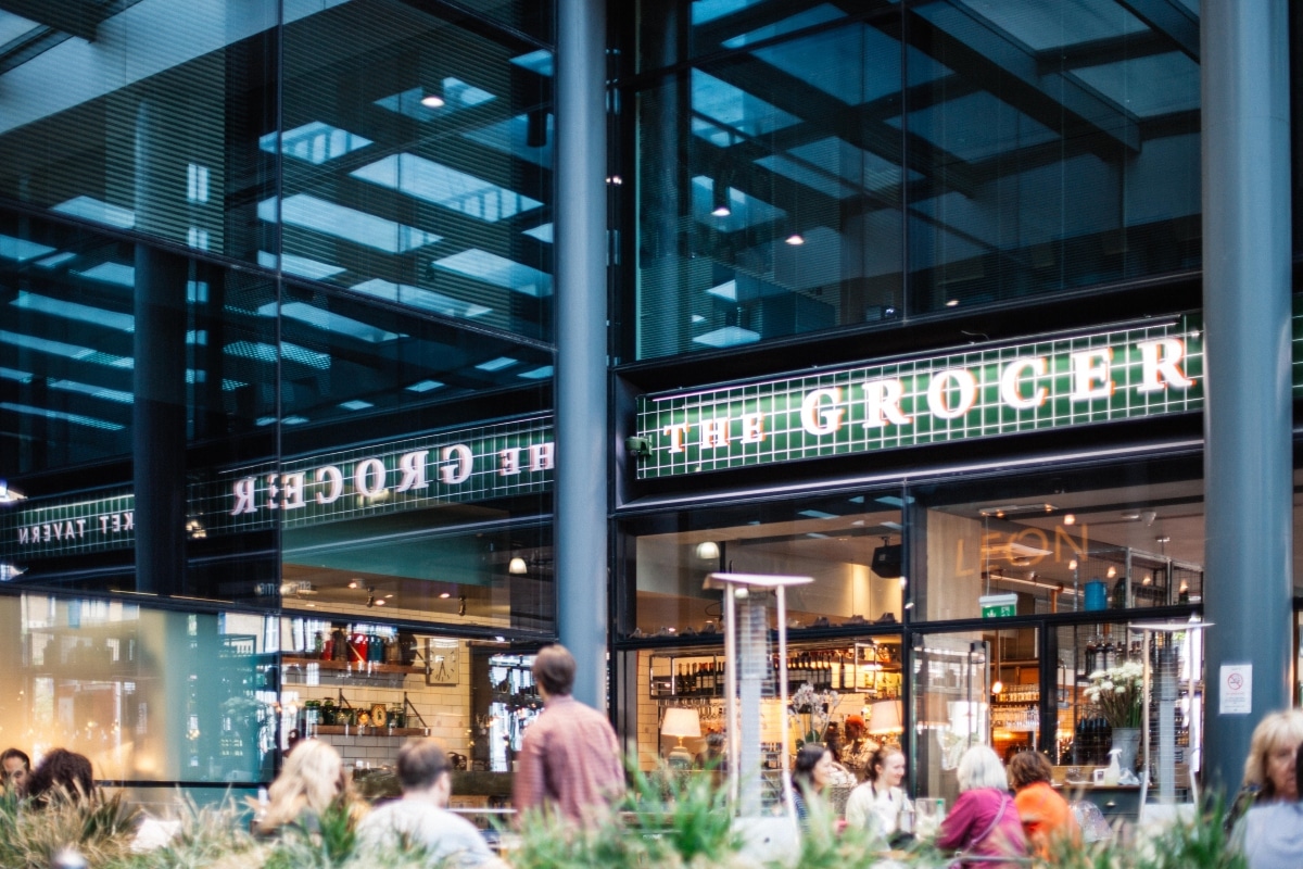 Digitizing pop-up stores with LED displays