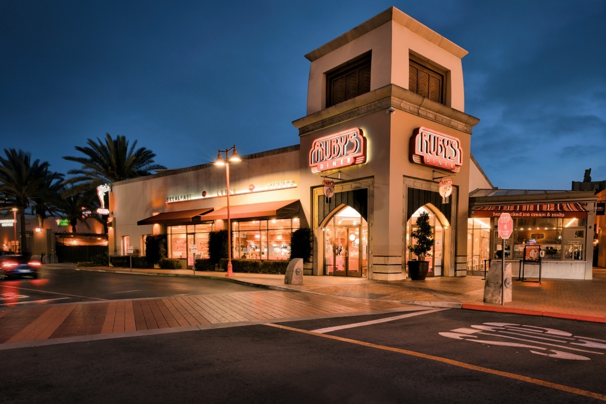 Five solutions to save money with engaging digital restaurant signage