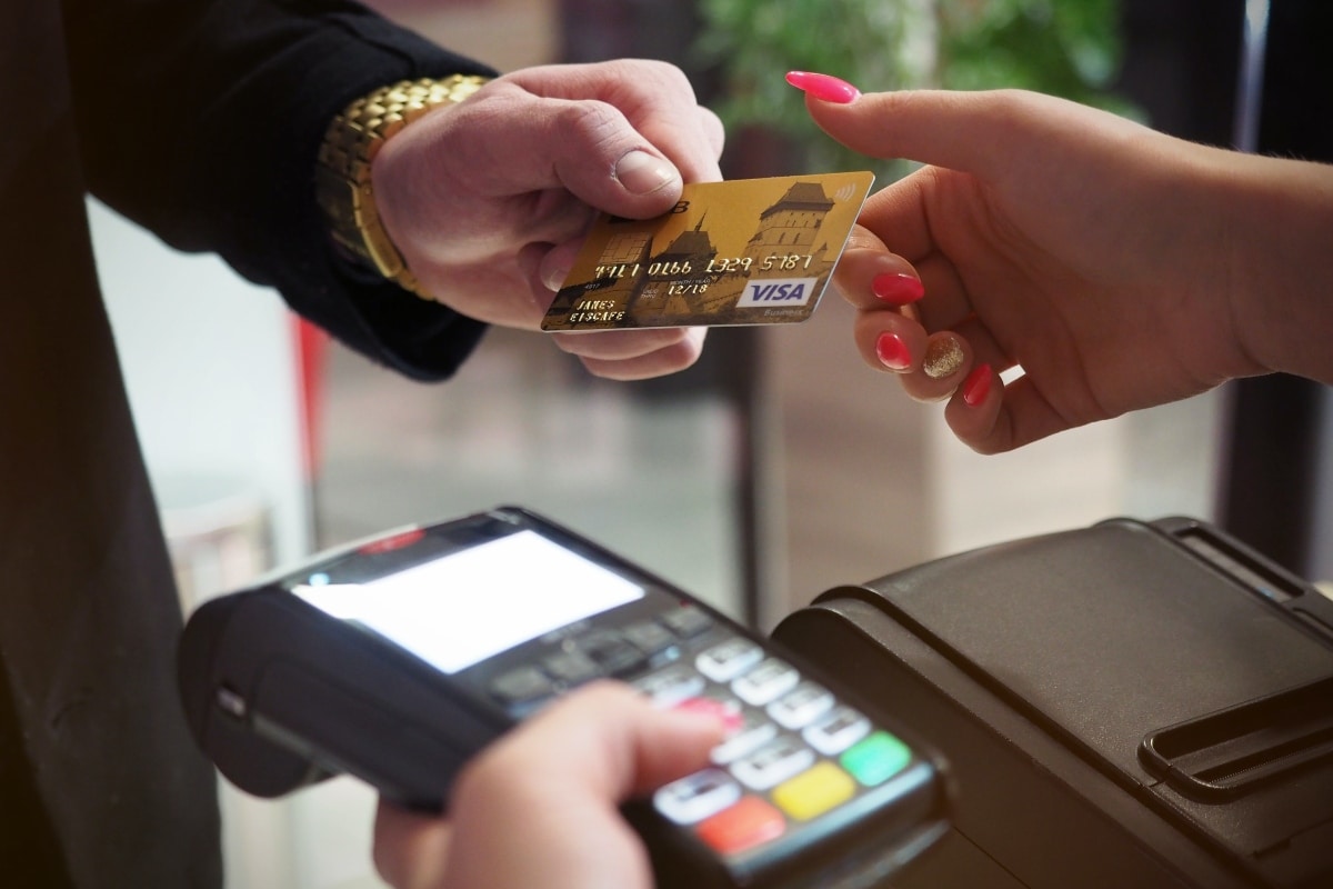 digital signage in banks and financial institutions