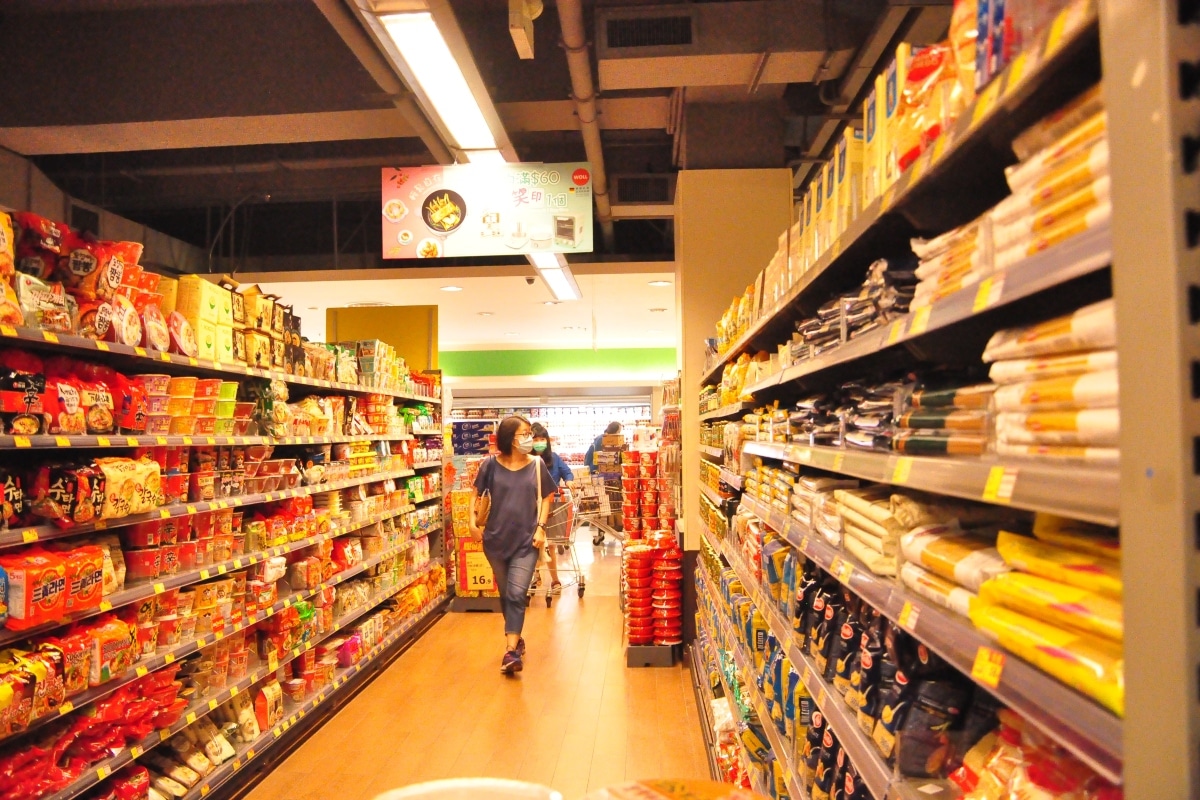 How does the retail industry benefit from the Internet of Things?