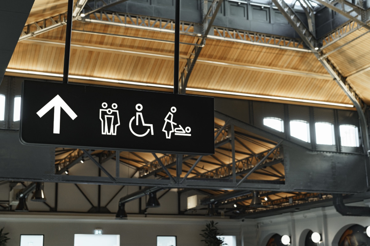5 Signage Solutions for a Smooth Holiday Retail Experience
